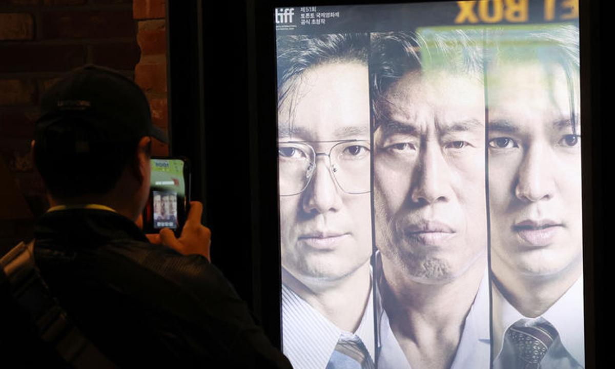 29일 서울의 한 영화관에 '암살자(들)' 포스터가 걸려 있다. 뉴시스