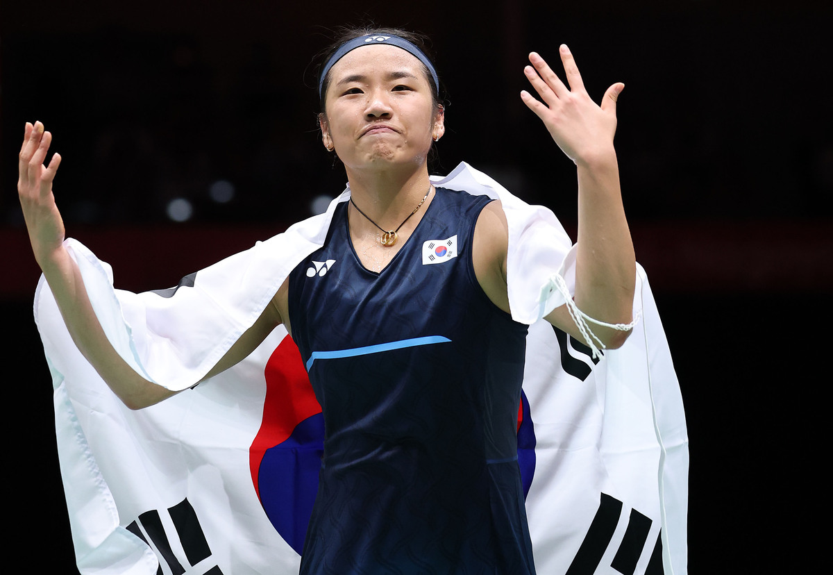 위풍당당 셔틀콕 여제 안세영이 29일 일본 아이치현 이치노미야 시립체육관에서 열린 2026 아이치·나고야 아시안게임 배드민턴 여자 단식 결승에서 야마구치 아카네(일본)를 꺾고 아시안게임 여자 단식 최초의 2연패를 확정지은 뒤 태극기를 몸에 두르고 세리머니를 하고 있다. 이치노미야=뉴시스