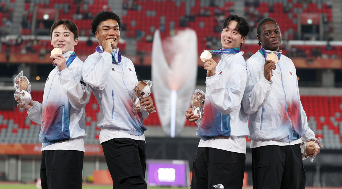 대한민국 남자 400ｍ 계주 대표팀 서민준(왼쪽부터), 나마디 조엘진, 이재성, 비웨사 다니엘 가사마가 29일 일본 아이치현 나고야 미즈호공원 육상경기장에서 열린 2026 아이치·나고야 아시안게임 육상 남자 400ｍ 계주 메달 시상식에서 동메달을 받고 기뻐하고 있다. 나고야=연합뉴스