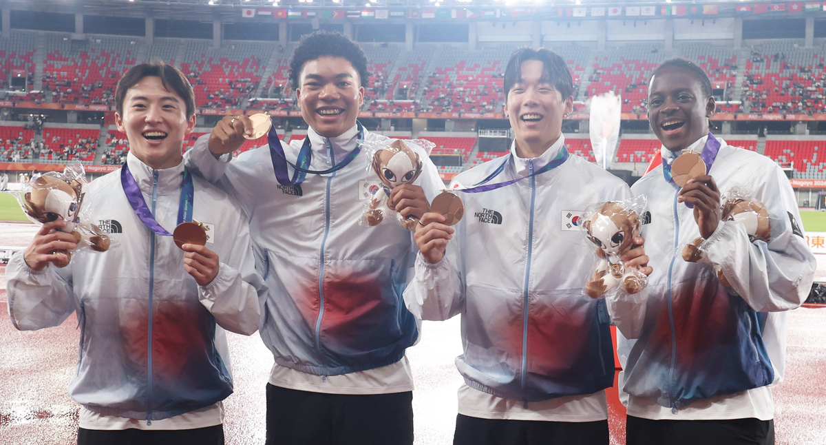 대한민국 남자 400ｍ 계주 대표팀 서민준(왼쪽부터), 나마디 조엘진, 이재성, 비웨사 다니엘 가사마가 29일 일본 아이치현 나고야 미즈호공원 육상경기장에서 열린 2026 아이치·나고야 아시안게임 육상 남자 400ｍ 계주 메달 시상식에서 기뻐하고 있다. 나고야=연합뉴스