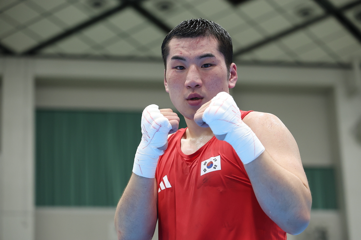 대한민국 복싱 대표팀 김민성이 29일 일본 아이치현 니시오의 니시오 체육관에서 열린 2026 아이치·나고야 아시안게임 복싱 남자 80㎏급 준결승에서 요르단 후세인 이아샤이시를 꺾은 뒤 포즈를 취하고 있다. 니시오=연합뉴스