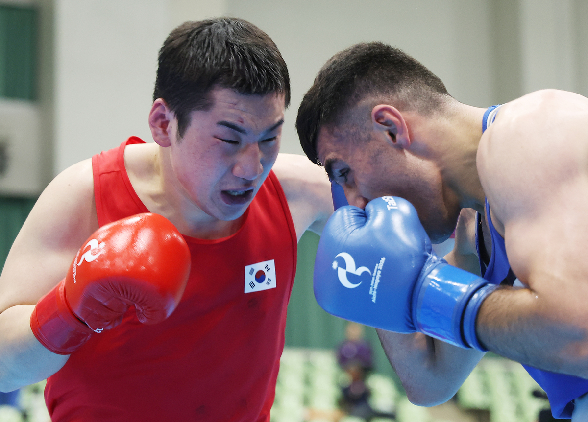 대한민국 복싱 대표팀 김민성이 29일 일본 아이치현 니시오의 니시오 체육관에서 열린 2026 아이치·나고야 아시안게임 복싱 남자 80㎏급 준결승에서 요르단 후세인 이아샤이시와 경기를 펼치고 있다. 니시오=연합뉴스