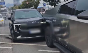 "장갑차 아니야?"…흰 연기 뿜는 카니발 버틴 사이버트럭