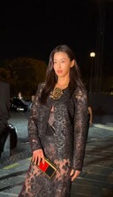 블랙 레이스 시스루 입은 전지현…독보적 분위기