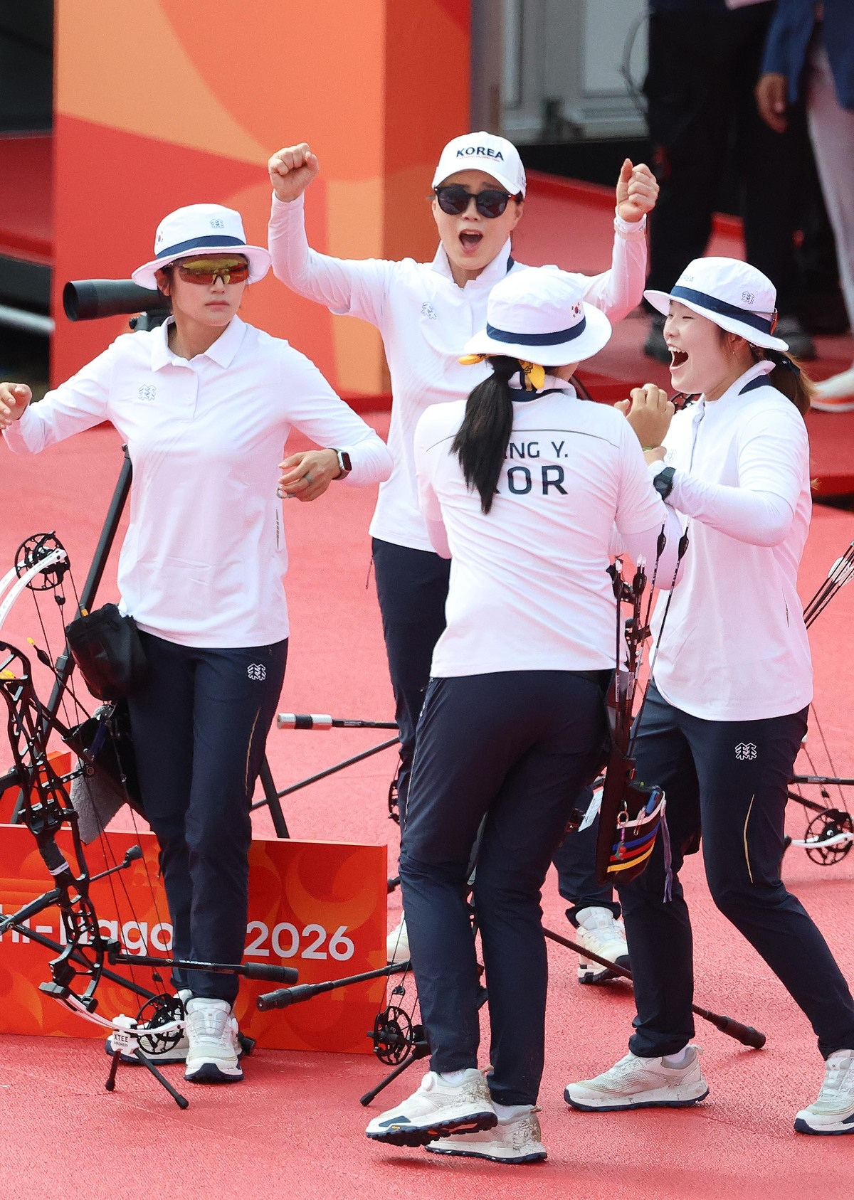 강연서(왼쪽부터), 박예린, 박정윤이 30일 일본 아이치현 오카자키 중앙종합공원 다목적광장에서 열린 2026 아이치·나고야 아시안게임 양궁 컴파운드 여자 단체전 동메달 결정전에서 대만을 꺾은 뒤 기뻐하고 있다. 오카자키=뉴시스
