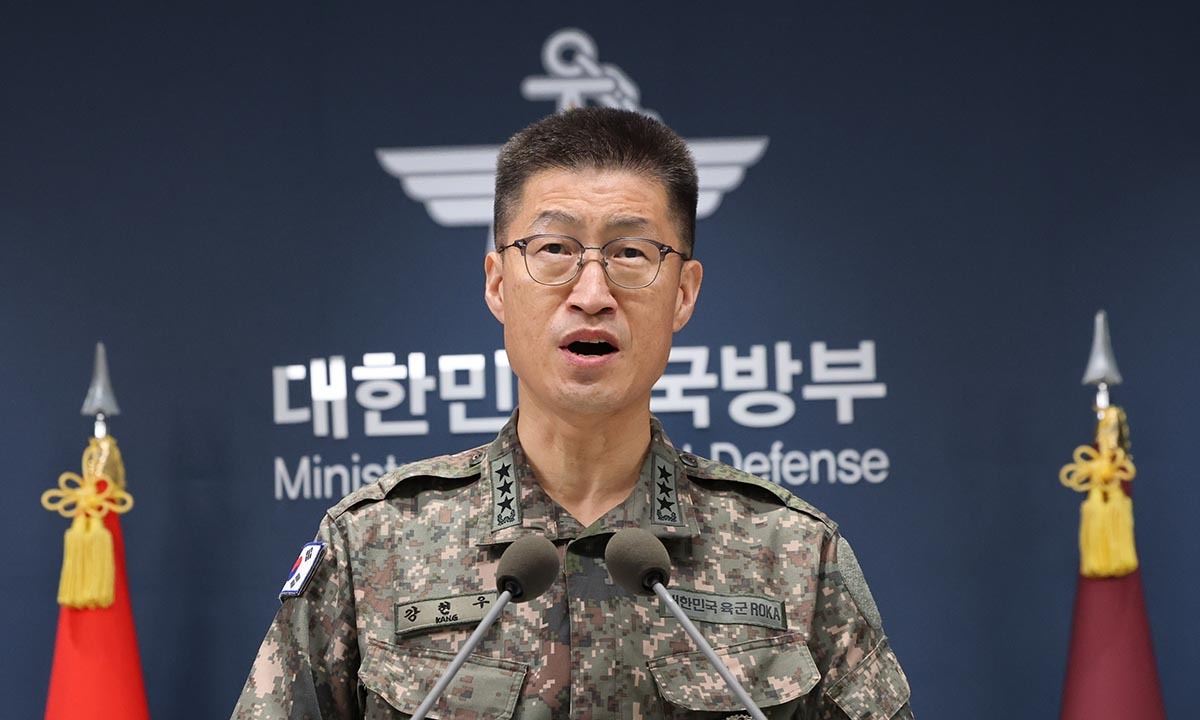 강현우 합참 작전본부장이 30일 서울 용산구 국방부에서 비무장지대(DMZ) 지뢰 폭발 관련 입장을 발표하고 있다. 연합뉴스