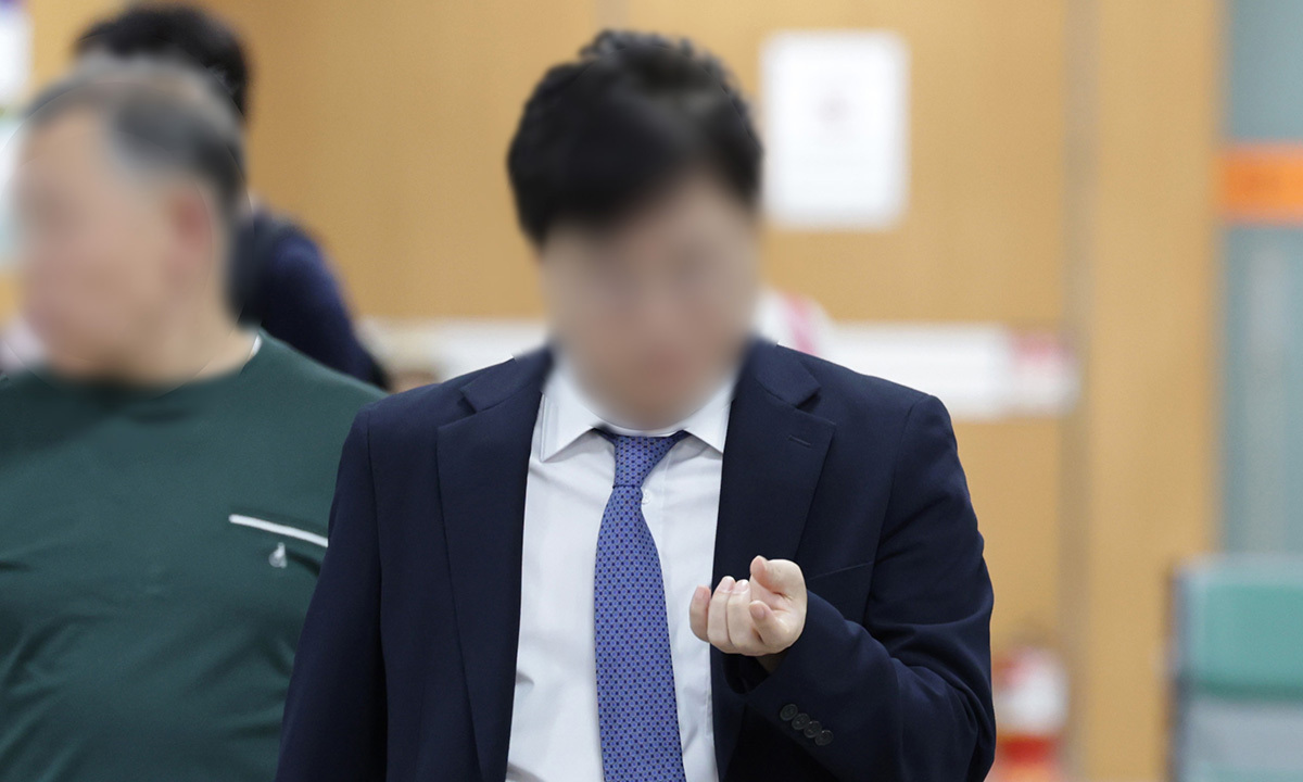 법무부 장관 후보였던 더불어민주당 김승원 의원의 코로나19 임상시험 승인 로비 의혹에 연루된 제넨셀 창업자 강모 교수가 30일 서울 서초구 서울고등법원에서 열린 배임 혐의 2심 선고 공판에 출석하고 있다. 연합뉴스