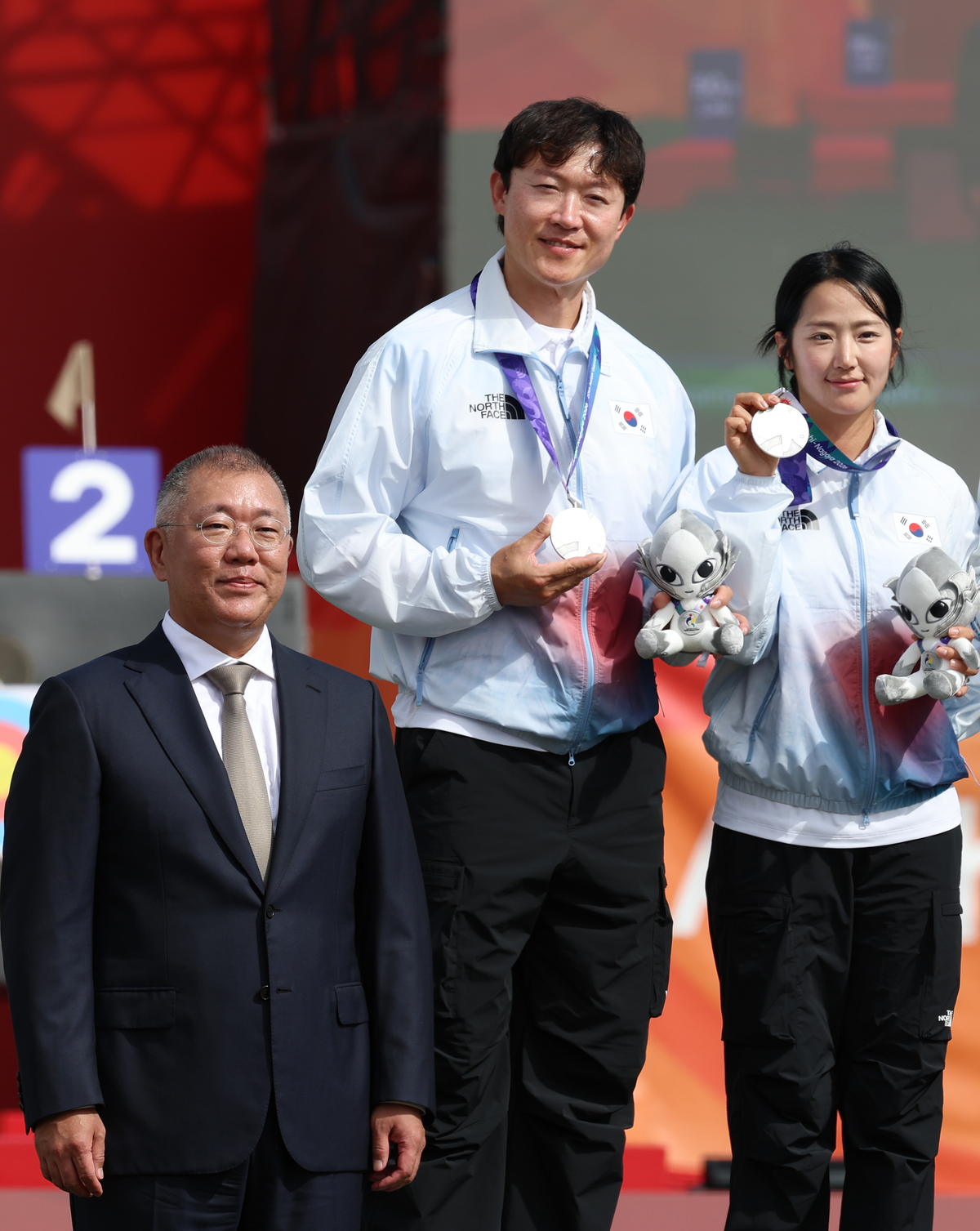 정의선 대한양궁협회장(현대차그룹 회장)이 30일 일본 아이치현 오카자키 중앙종합공원 다목적광장에서 열린 2026 아이치·나고야 아시안게임 양궁 컴파운드 혼성 단체전 시상식에서 은메달을 딴 최용희·박정윤 등 메달리스트들과 기념 촬영을 하고 있다. 오카자키=뉴스1
