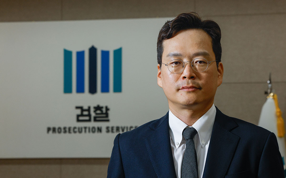 최세윤 서울남부지검 금융조사2부 검사가 30일 서울 양천구 남부지검 청사에서 사진촬영을 하고 있다.&nbsp;최상수 기자