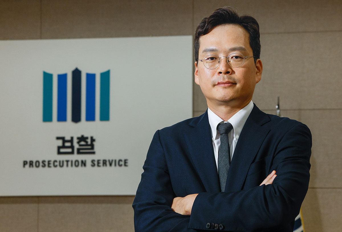 최세윤 서울남부지검 금융조사2부 검사가 30일 서울 양천구 남부지검 청사에서 사진촬영을 하고 있다.&nbsp;최상수 기자