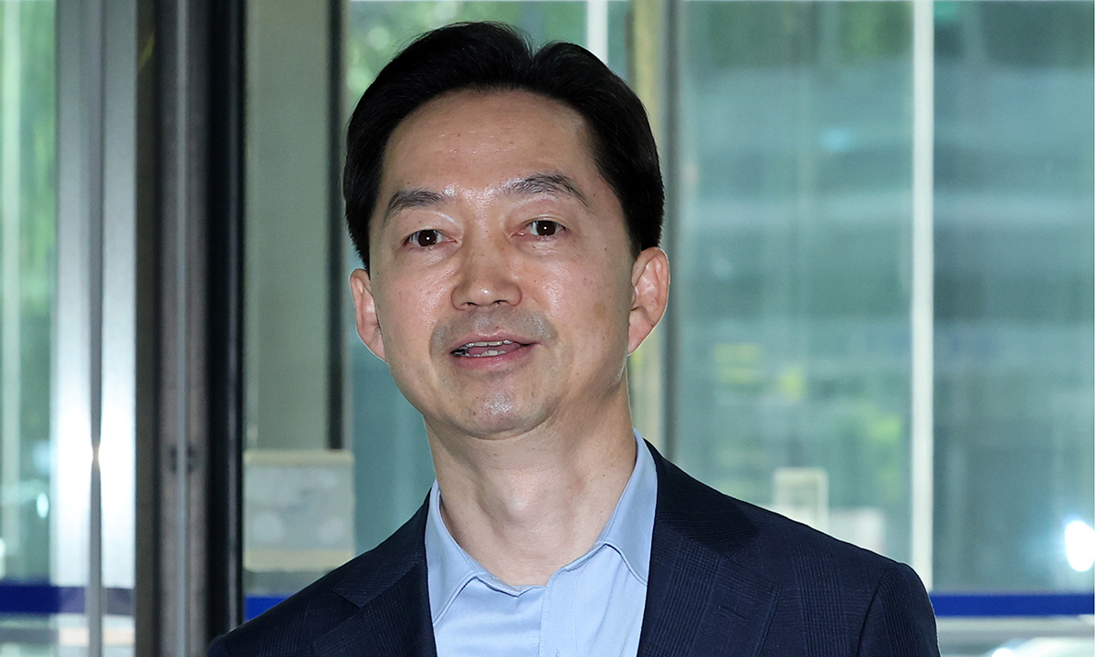 김지용 초대 중대범죄수사청장 후보자가 17일 서울 종로구에 마련된 사무실로 출근하고 있다. 연합뉴스