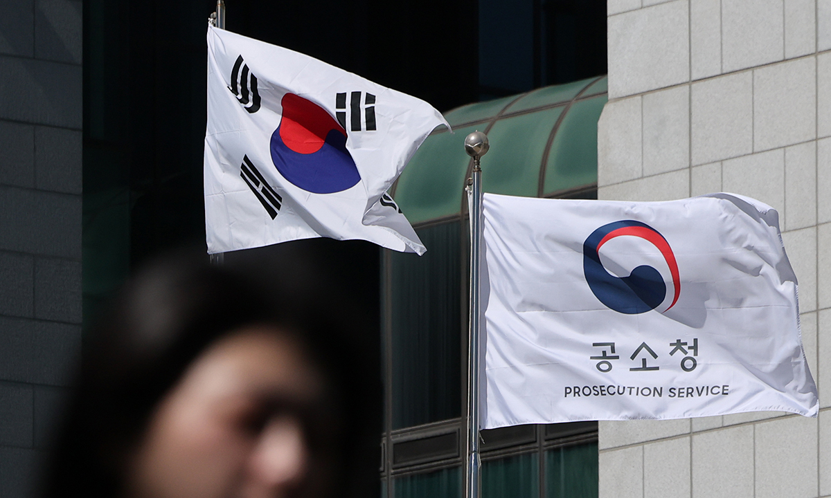 2일 출범한 서울 서초구 공소청에서 깃발이 날리고 있다. 연합뉴스