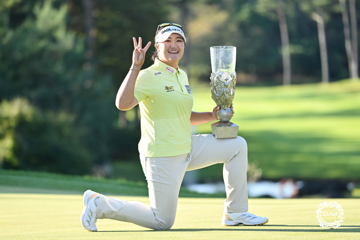 유해란이&nbsp;4일 열린 KLPGA 투어 메이저 대회 하이트진로 챔피언십에서 우승한 뒤 손가락으로 메이저 3승을 표시하며 트로피를 들고 활짝 웃고 있다. KLPGA