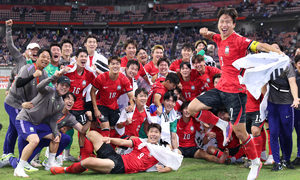 “일본 또 꺾었다” 한국 축구, 사상 첫 AG 4연패…‘황금세대’가 떴다