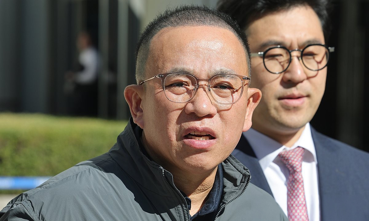 윤석열 전 대통령에게 여론조사를 무상으로 제공한 혐의로 1심에서 실형을 선고받은 뒤 보석으로 풀려났던 정치브로커 명태균 씨가 7일 서울 서초구 서울고등법원에서 열린 2심 선고 공판에서 무죄를 선고받은 뒤 입장을 밝히고 있다. 연합뉴스