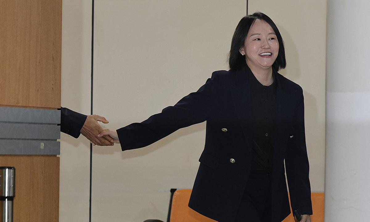 정치 브로커 명태균씨로부터 여론조사를 무상으로 받은 혐의로 재판에 넘겨진 윤석열 전 대통령 측의 변호인인 유정화 변호사가 7일 서울 서초구 서울고등법원에서 열린 2심 선고 공판을 마친 뒤 밝은 표정으로 법정을 나서고 있다. 연합뉴스