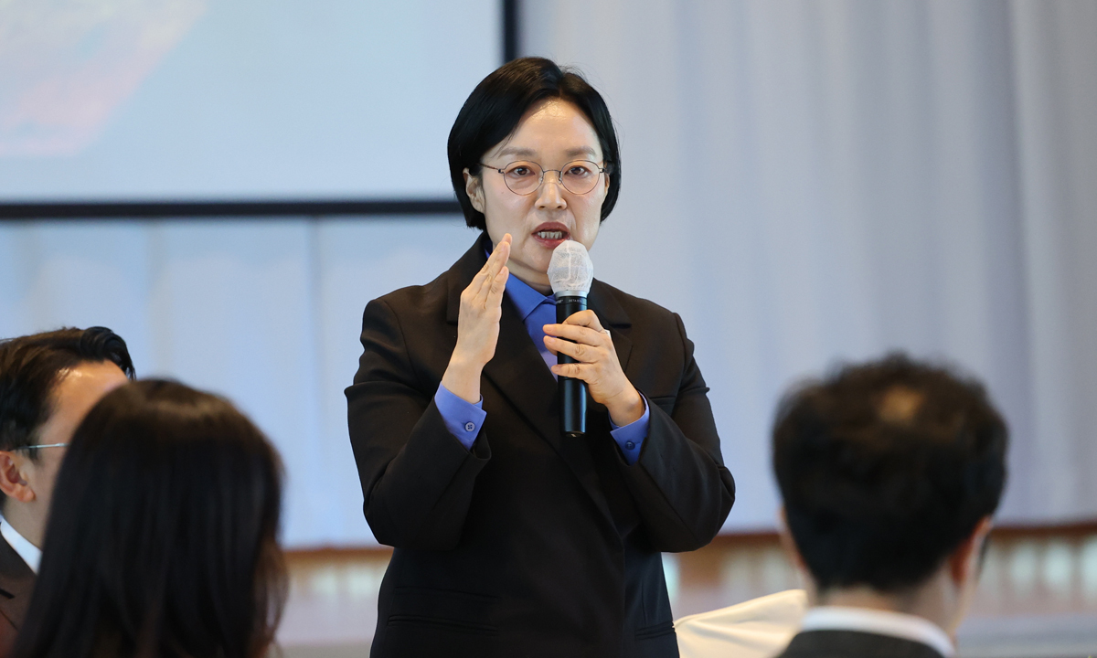 한성숙 국무총리가 취임 100일을 하루 앞둔 7일 세종 국무총리 세종공관에서 열린 출입기자단과의 오찬 간담회에서 질문에 답하고 있다. 세종=연합뉴스
