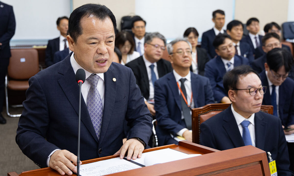 위철환 중앙선거관리위원장 직무대행이 7일 서울 여의도 국회에서 열린 행정안전위원회의 중앙선거관리위원회 등에 대한 국정감사에 출석해 인사말을 하고 있다. 뉴스1