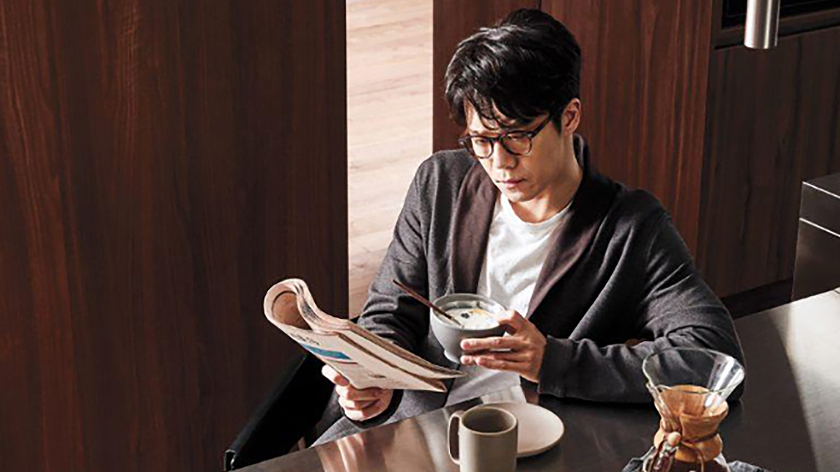 화려한 배우의 뒤편에 숨겨진 공대생의 면모. 매일 아침 루틴처럼 현장의 가치를 데이터로 축적해 온 하석진의 냉철한 안목. 메종코리아 제공