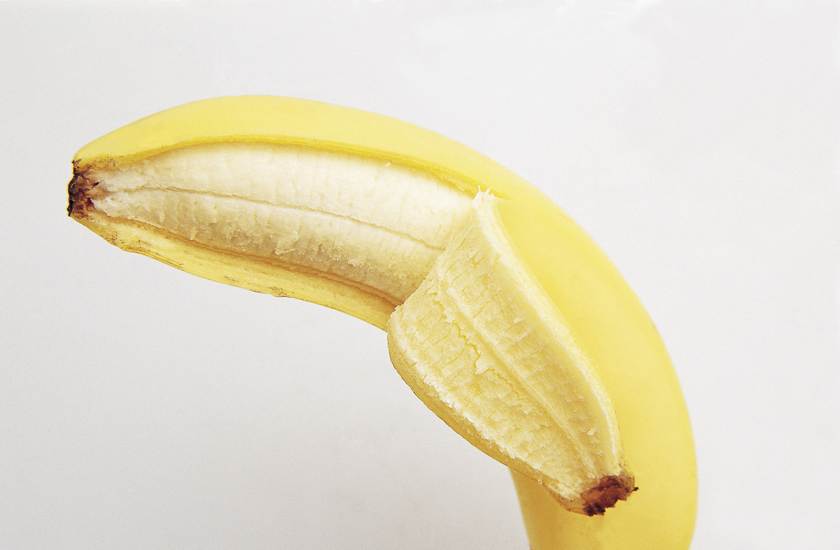 바나나 꼭지 반대쪽부터 껍질을 벗기면 흰 줄이 껍질에 붙어 떨어지기도 한다. 클립아트코리아