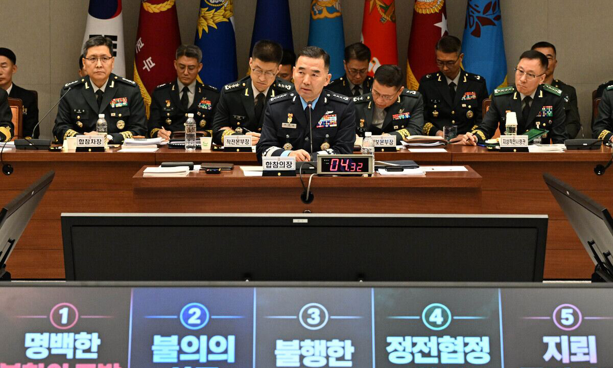 단호 진영승 합동참모의장(맨앞)이 8일 서울 용산구 국방부 청사에서 열린 국회 국방위원회의 합동참모본부 국정감사에서 의원들의 질의에 답변하고 있다. 국회사진기자단