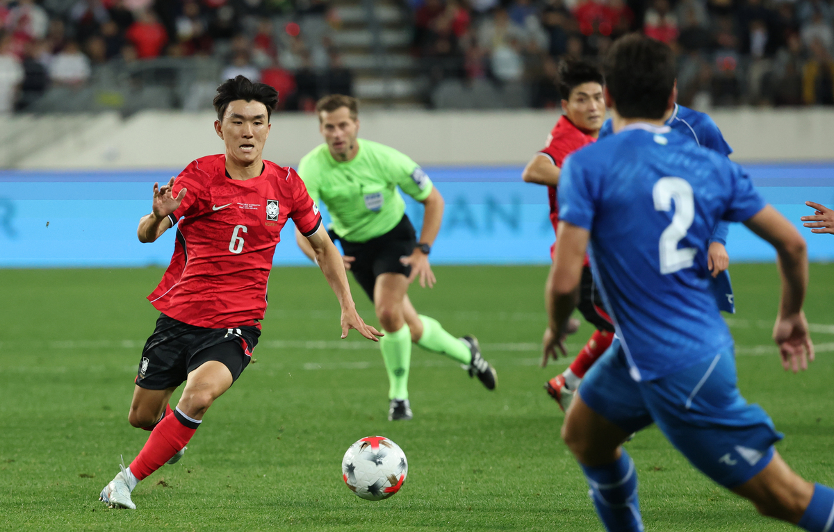 지난 6일 경기 용인시 처인구 용인미르스타디움에서 열린 축구 국가대표 평가전 대한민국과 우즈베키스탄의 경기, 황인범이 돌파하고 있다. 뉴스1