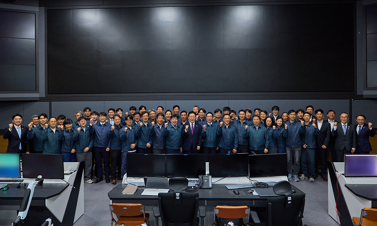 이재명 대통령이 8일 대전 국방과학연구소에서 한국 기술로 연구 개발 중인 극초음속 활공비행체(HGV)의 최초 시험발사 성공 모습을 참관을 마친뒤 직원들과 기념촬영을 하고 있다. 청와대 제공