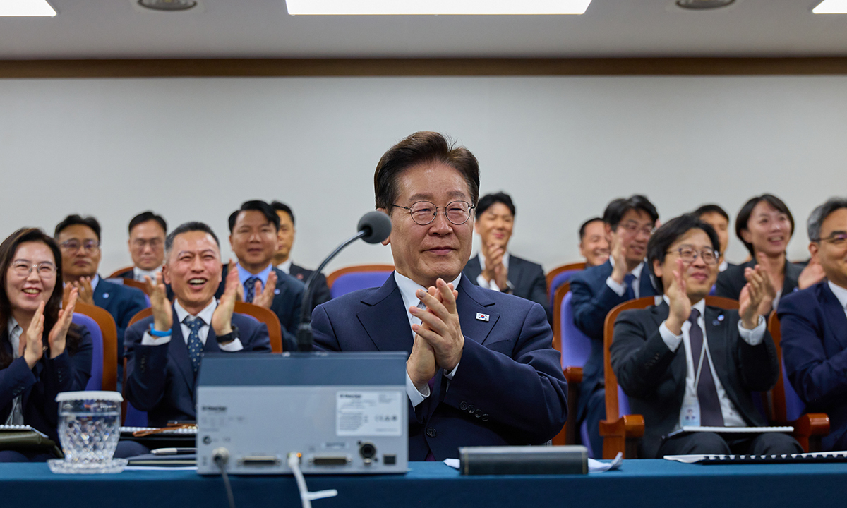 이재명 대통령이 8일 대전 국방과학연구소에서 우리 기술로 연구개발 중인 극초음속 활공비행체(HGV)의 최초 시험발사를 참관하며 박수치고 있다. 청와대 제공