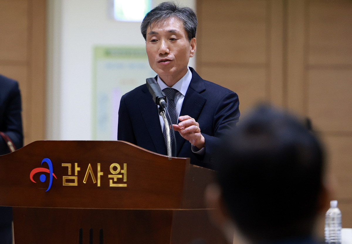김영신 감사원 감사위원이 12일 오전 서울 종로구 감사원에서 열린 국회 법제사법위원회 감사원 국정감사에 참석해 박지원 더불어민주당 의원의 질의에 답하고 있다.&nbsp; &nbsp;뉴시스