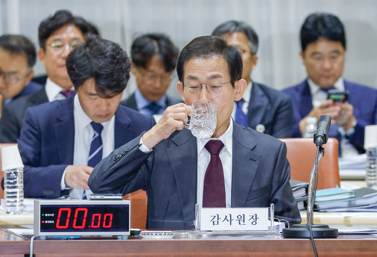 타는 속 김호철 감사원장이 12일 서울 종로구 감사원에서 열린 국회 법제사법위원회 국정감사에서 물을 마시고 있다. 감사원 감사로 드러난 대법원의 대법관 격려금 현금 지급 문제에 관해 김 원장은 “격려금 지급 방식에 철저를 기하라는 주의를 했다”면서 “구체적인 사용내역에 관한 사실관계는 확인하지 못했다”고 말했다.최상수 기자