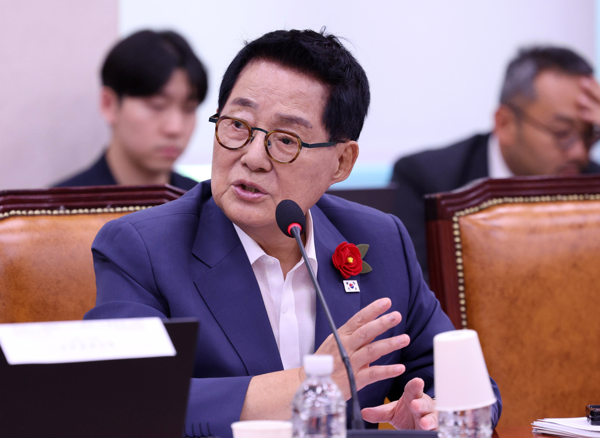 박지원 더불어민주당 의원이 8일 서울 여의도 국회에서 열린 법제사법위원회 국정감사(법무부 등)에서 이진수 법무부 장관 직무대행에게 질의를 하고 있다.&nbsp; &nbsp;뉴시스