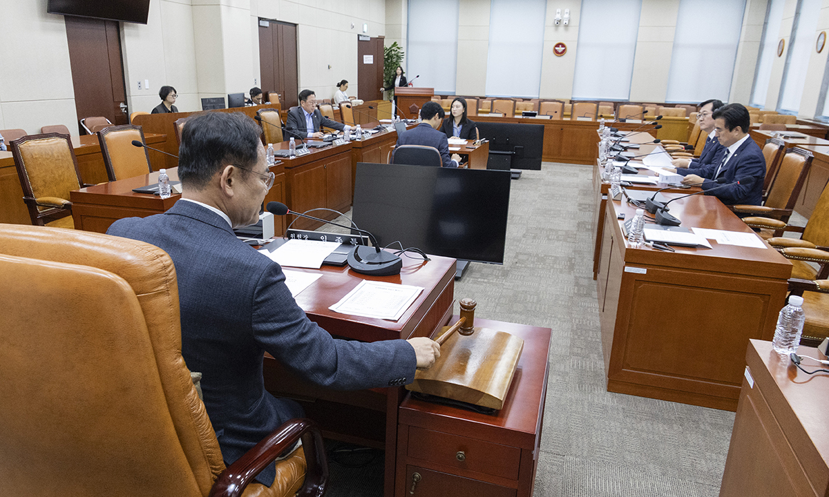 국회 국방위원회 법률안심사소위원회 위원장인 국민의힘 임종득 의원이 14일 국회에서 법안심사소위를 개회하고 있다. 이날 소위에서 여야 국방위원들은 국회에 제출된 북한 지뢰 폭발 사고에 대한 국회 결의안에 대해 심사할 예정이다. 연합뉴스