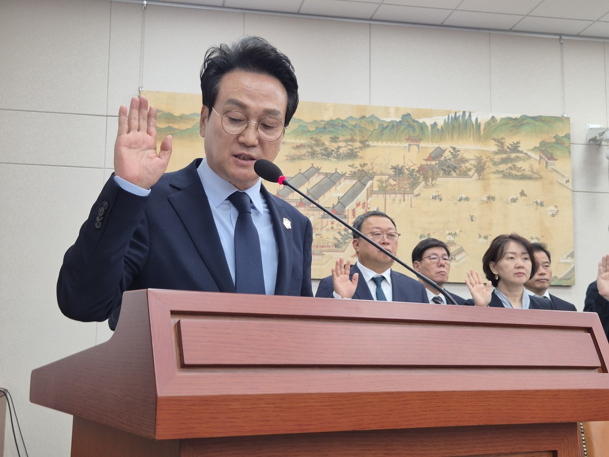 14일 서울 여의도 국회에서 열린 교육위원회 국정감사에서 안민석 경기도교육감이 선서하고 있다. 경기도교육청 출입기자단 제공
