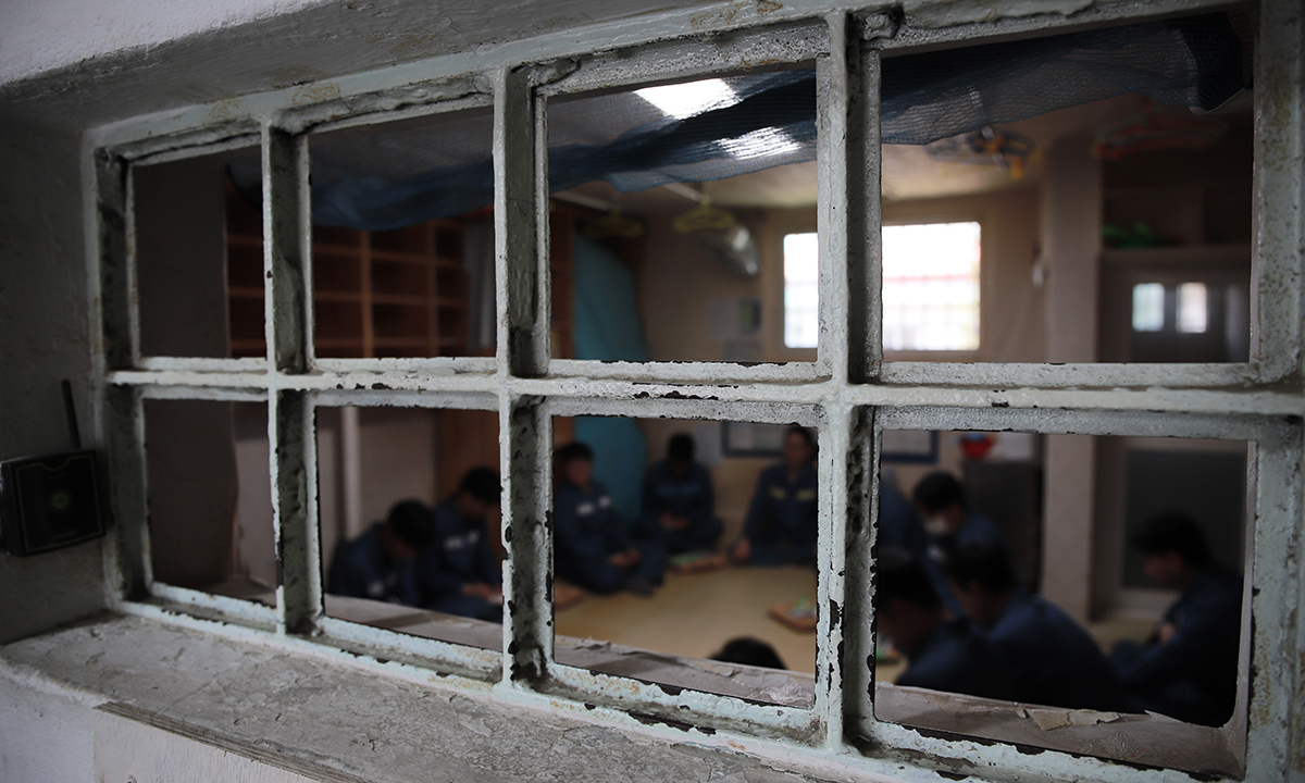 지난 4월 실시된 교정시설 현장 진단에서 수용복을 착용한 법조기자단이 수용자의 하루 일과를 직접 체험하는 모습. 연합뉴스