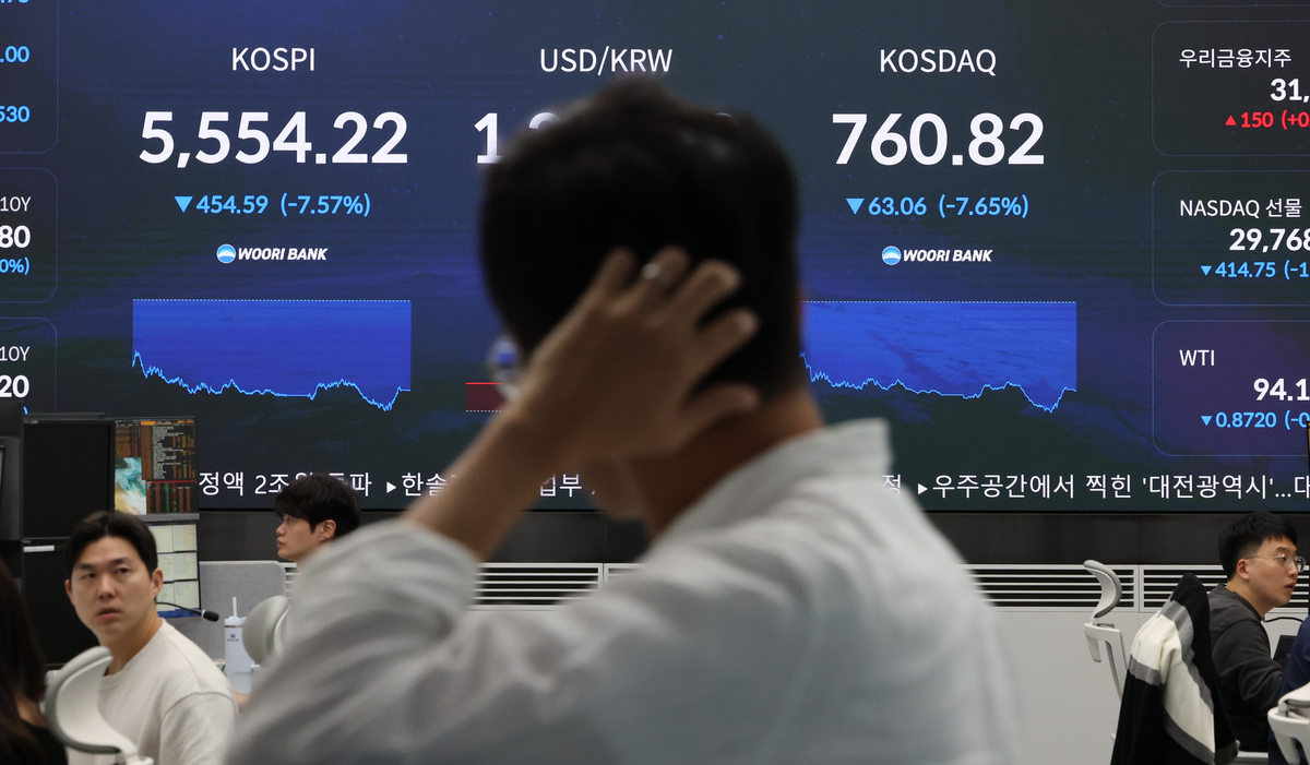 K증시 패닉 15일 서울 중구 우리은행 본점 딜링룸 전광판에 코스피 및 코스닥 종가가 표시돼 있다. 장 초반부터 양 시장에 매도 사이드카와 서킷브레이커가 잇따라 발동됐지만 코스피는 전일 종가와 비교해 454.59포인트(7.57%) 하락한 5554.22에, 코스닥은 63.06포인트(7.65%) 급락한 760.82로 장을 마쳤다. 인공지능(AI) 투자 수익성 논란이 재점화하면서 아시아 주요국 증시가 동반 하락했지만 국내 증시 낙폭이 유독 두드러졌다. 연합뉴스