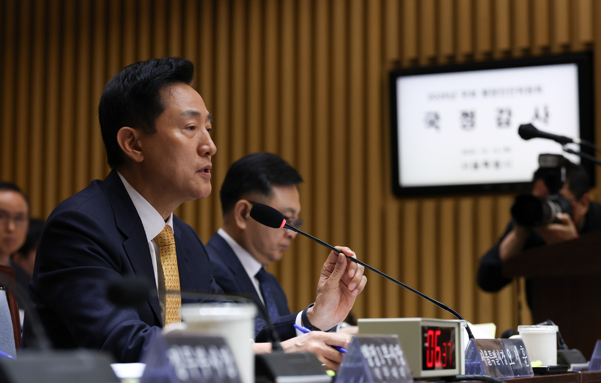 오세훈 서울시장이 15일 서울시청에서 열린 국회 행정안전위원회 서울시에 국정감사에서 의원 질의에 답변하고 있다. 뉴시스