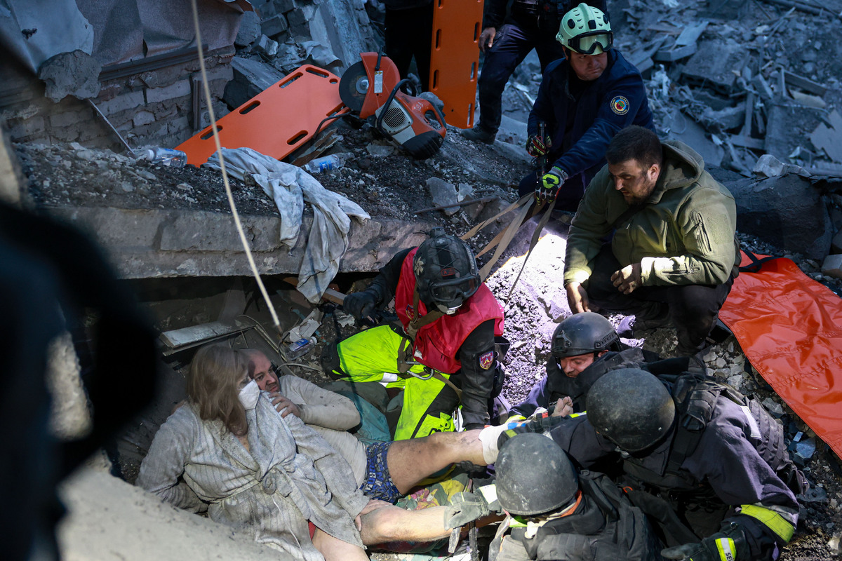Rescue workers pull a family from the rubble of a residential building destroyed by a Russian airstrike in Zaporizhzhia, Ukraine, Saturday, Oct. 10, 2026. (AP Photo/Kateryna Klochko)/2026-10-16 07:06:02/ &amp;lt;저작권자 ⓒ 1980-2026 ㈜연합뉴스. 무단 전재 재배포 금지, AI 학습 및 활용 금지&amp;gt;