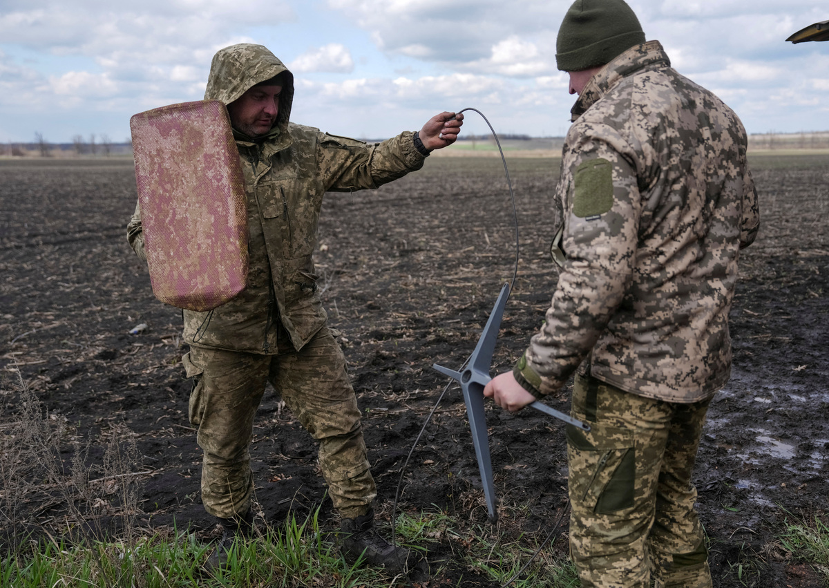 FILE PHOTO: Servicemen of the 68th Oleksa Dovbush Separate Jaeger Brigade of the Armed Forces of Ukraine set up Starlink satellite internet system, amid Russia's attack on Ukraine, near the frontline town of Pokrovsk in Donetsk region, Ukraine April 10, 2025. REUTERS/Inna Varenytsia/File Photo/2026-10-16 07:29:29/ &amp;lt;저작권자 ⓒ 1980-2026 ㈜연합뉴스. 무단 전재 재배포 금지, AI 학습 및 활용 금지&amp;gt;