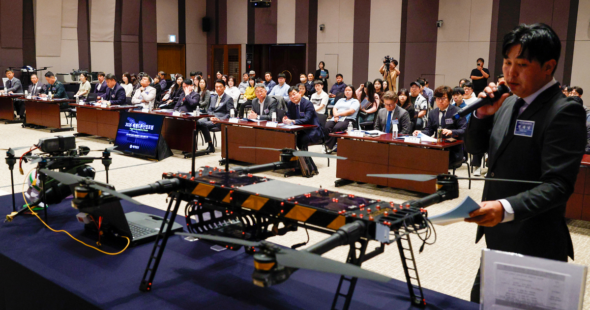 13일 서울 중구 한국프레스센터에서 열린 ‘2026 세계드론산업포럼’에서 원대남 디알원드론센터 대표가 드론을 소개하고 있다. 유희태 기자
