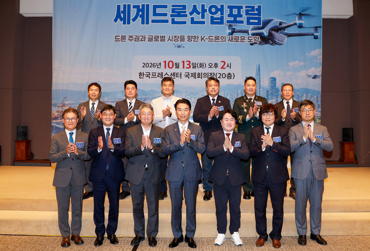 13일 서울 중구 한국프레스센터에서 열린 ‘2026 세계드론산업포럼’에서 참석자들이 기념촬영을 하고 있다. 앞줄 왼쪽부터 시계반대방향으로 박순길 첨단민군산업협회 이사, 김천석 성균관대학교 인공지능융합원 교수, 김의중 산업통상부 제조산업정책관, 박정훈 세계일보 대표이사, 이부형 경상북도 정무실장, 신대섭 ㈜로보블럭시스템 대표, 엄형준 세계일보 경영전략본부장, 조남규 세계일보 편집인, 김화중 지상정보여단 처장, 심철규 서울대학교 지능형무인이동체연구센터 실장, 윤남수 LIG 디펜스앤에어로스페이스 항공드론사업부 팀장, 김창덕 남서울대학교 교수, 박찬준 세계일보 영업관리본부장. 유희태 기자