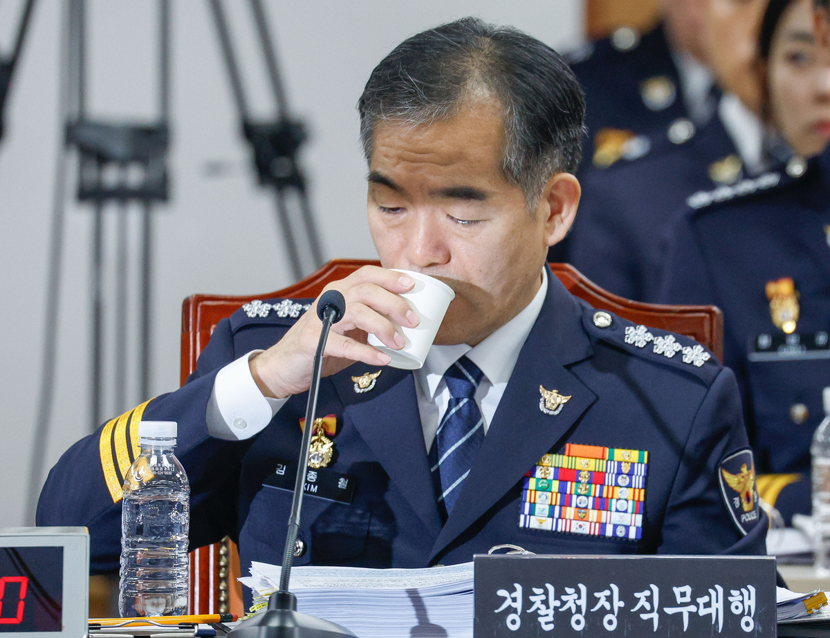 김종철 경찰청장 직무대행이 12일 서울 서대문구 경찰청에서 열린 국회 행정안전위원회의 경찰청, 한국도로교통공단에 대한 국정감사에서 물을 마시고 있다. 최상수 기자