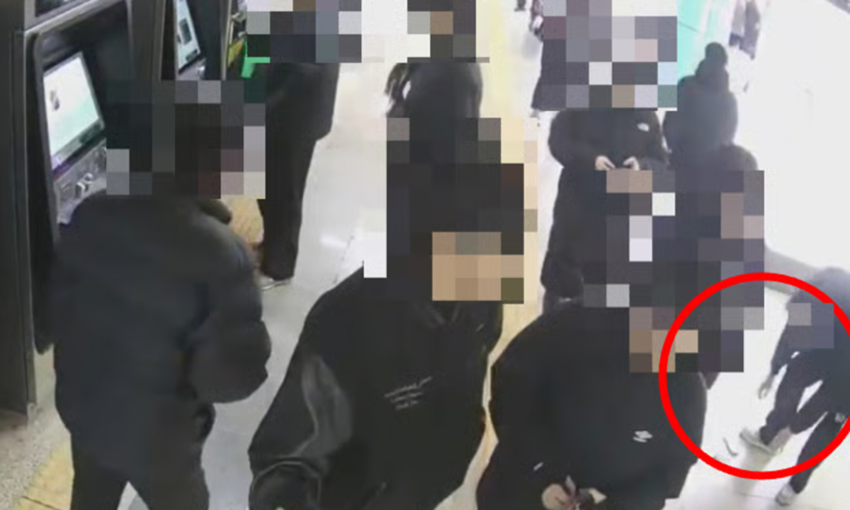 지난 1월 말 서울 송파구의 한 대형 쇼핑몰에서 남성이 행인과 부딪친 뒤 휴대전화를 일부러 떨어뜨리고 있다. 서울 송파경찰서 제공