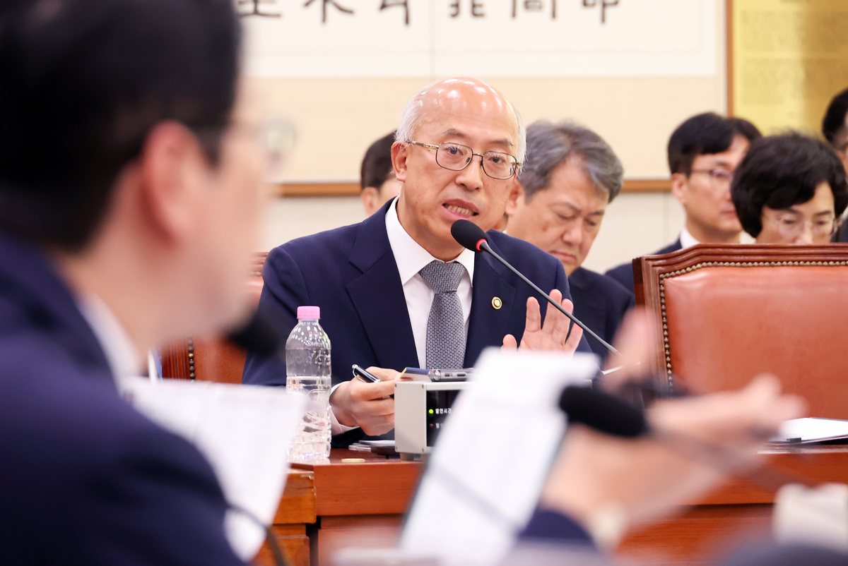 15일 국회에서 열린 법제사법위원회의 법제처 국정감사에서 조원철 법제처장이 국민의힘 주진우 위원의 질문에 설전을 벌이고 있다.