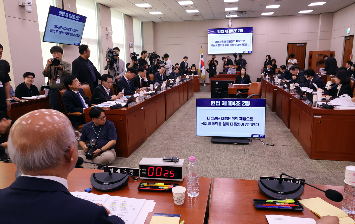 15일 국회에서 열린 법제사법위원회의 법제처 국정감사에서 조원철 법제처장이 더불어민주당 김동아 의원의 질문을 받고 있다.