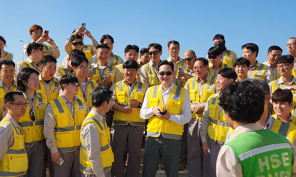 이재용 삼성전자 회장이 2022년 12월 아랍에미리트(UAE)에 있는 바라카&nbsp;원자력 발전소 건설 현장에 방문해 임직원들을 격려하고 있다. 삼성 제공