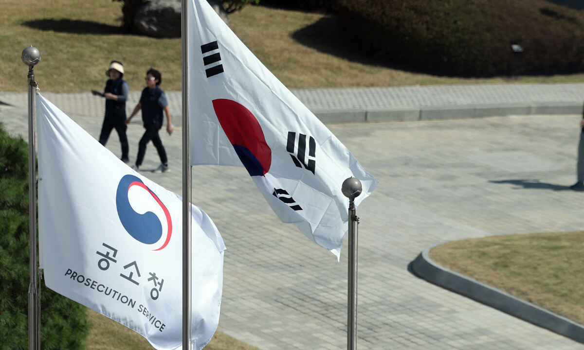 서울 서초동 공소청에서 관계자들이 이동하는 모습. 연합뉴스