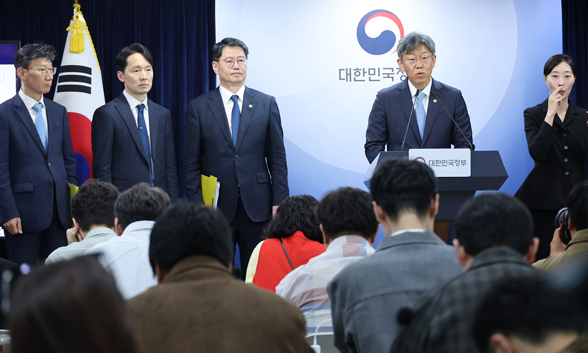 김이탁 국토교통부 1차관이 16일 서울 종로구 정부서울청사에서 열린 제1차 주택공급 정례브리핑에서 주택공급 추진상황과 향후 공급 계획을 밝히고 있다. 연합뉴스