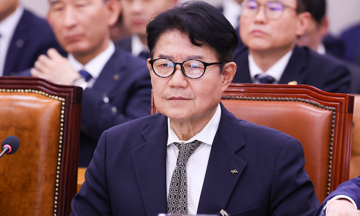 우희종 한국마사회장이 16일 서울 여의도 국회에서 열린 농림축산식품해양수산위 국정감사에 참석해 있다. 뉴시스