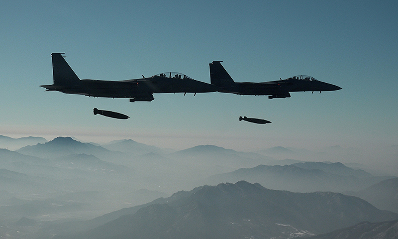 공군&nbsp;F-15K 전투기가 표적을 향해 MK-84 폭탄을 투하하고 있다. 세계일보 자료사진