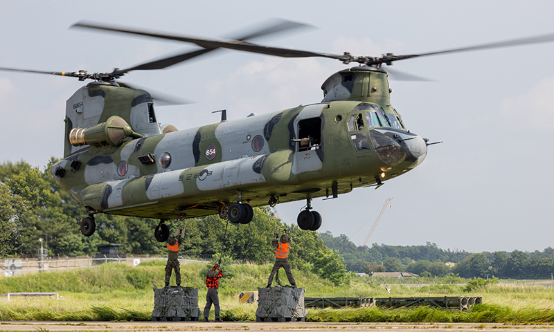 육군 CH-47D 헬기가 전력 물자 공급을 위한 공중강습작전 훈련을 하고 있다. 세계일보 자료사진